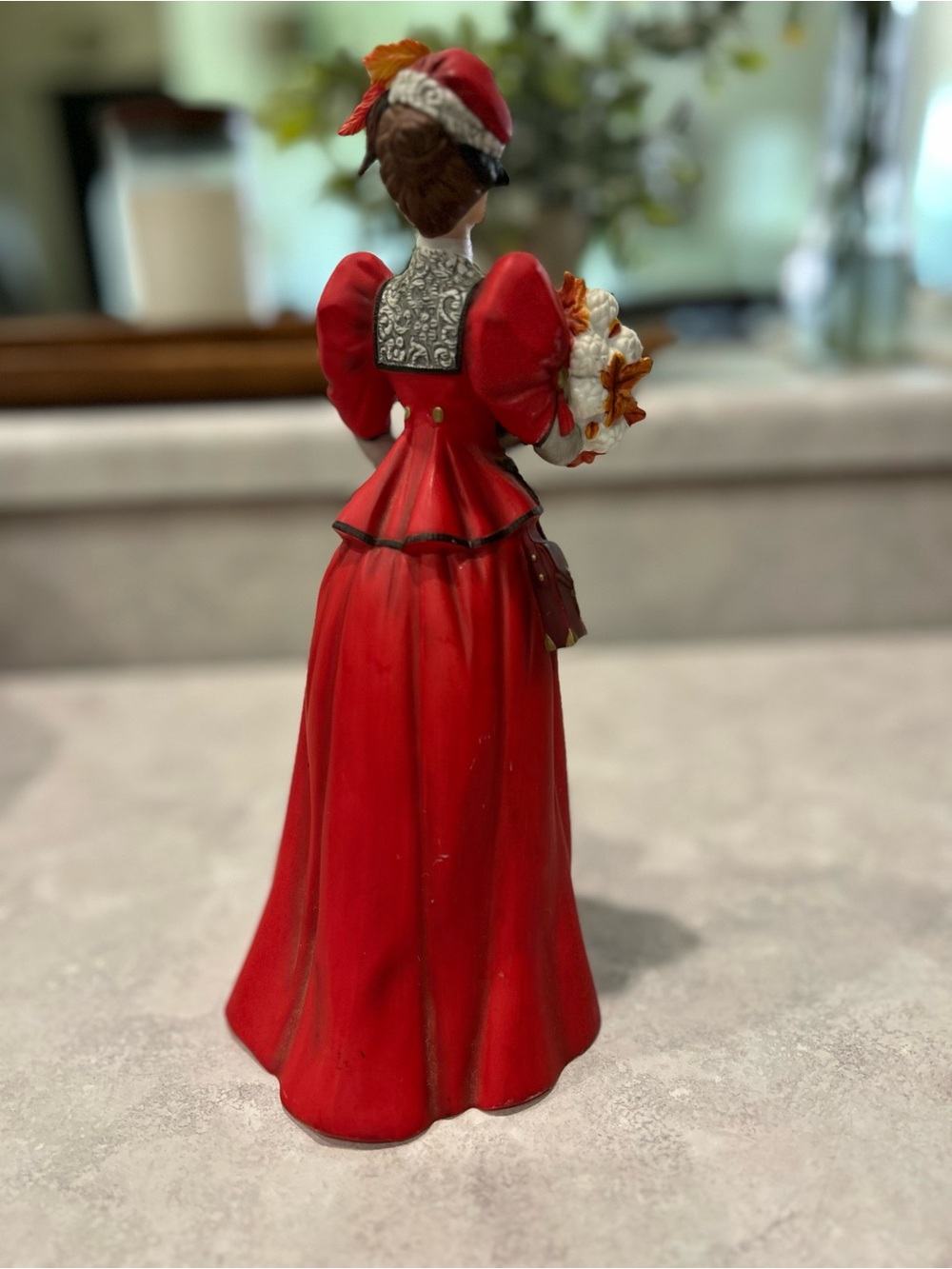 1997 Avon Mrs Albee Award Figurine Victorian Lady w Poodle Rare - Picture 7 of 8